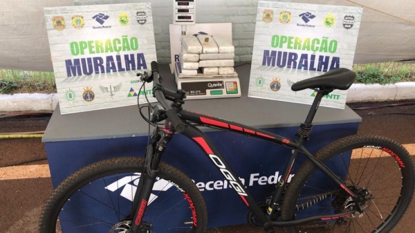 De acordo com a Receita Federal, o adolescente mora em Medianeira, tinha seguido de ônibus ainda de manhã até Foz do Iguaçu, na mesma região, e voltaria de bicicleta, que disse ser emprestada (Foto: Receita Federal/Divulgação)
