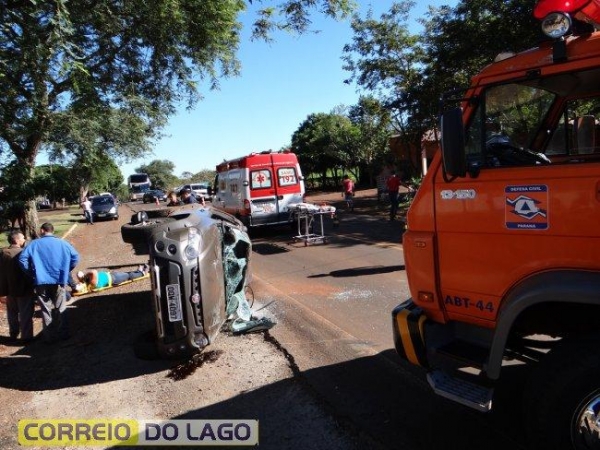 A Defesa Civil e moradores próximos auxiliaram no socorro das vítimas.(Foto: Correio do Lago)