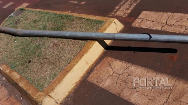 O Poste ficou ao chão. (Foto: Marechal News)
