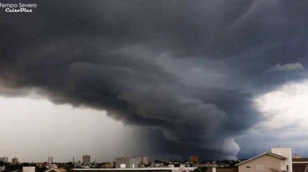 Fotógrafo faz registro incrível de chuva em Cascavel (Foto: Celso Dias )
