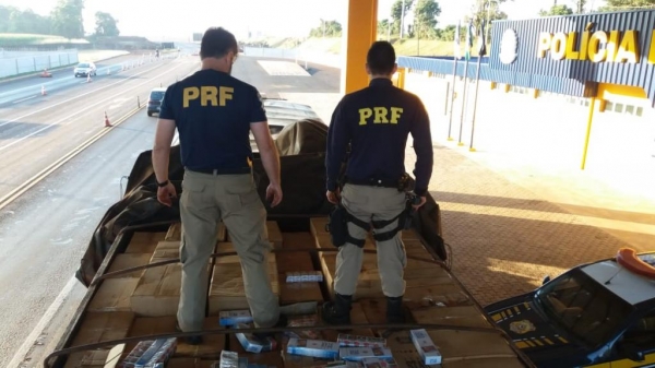 A carreta foi levada à Receita Federal. (Foto: PRF)