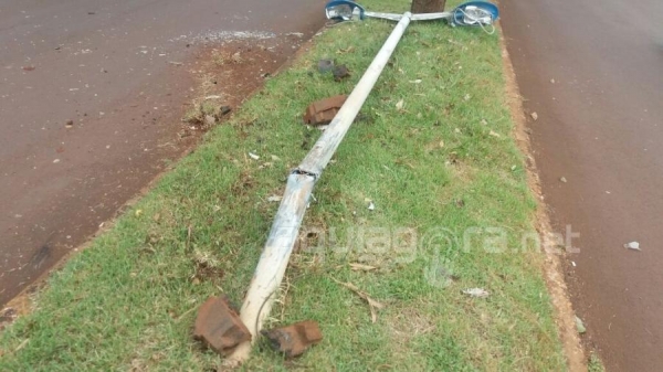 Veículo derruba poste de energia em canteiro central na Avenida Maripá (Foto: Fernanda Bourscheidt/AquiAgora.net )