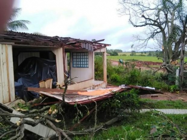 A estimativa inicial é de que pelo menos 30 casas tenham ficado destelhadas.. (Fotos: O Bemdito)