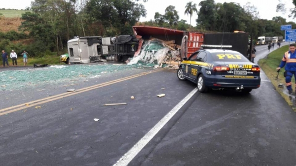 Caminhão carregado com vidros perdeu o controle e tombou na rodovia. (Fotos: News PG)