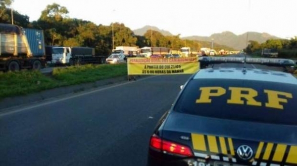 O bloqueio ocorre na altura do quilômetro 67, no sentido a São Paulo, em Quatro Barras.(Foto: Reprodução Massa News - PRF)