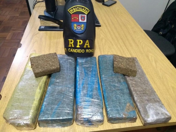 O genro levou para dentro da casa da sogra quatro quilos de maconha (Foto: PM)