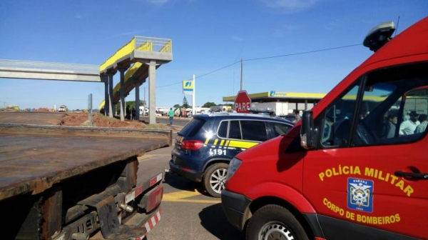 O motorista do caminhão permaneceu no local. (Foto: PRE)
