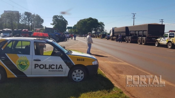 Os manifestantes se reuniram na PR182 na saída para Toledo. (Fotos: Portal Palotina)