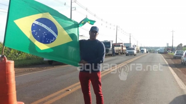 A paralização está concentrada na Br-163 na saída de Marechal Cândido Rondon sentido a Toledo (Foto: Fernanda Bourscheidt/AquiAgora.net )