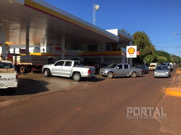 A fila chega a quase 200 metros. (Foto: Portal Nova Santa Rosa)