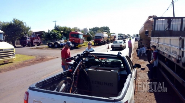 Os caminhoneiros estão reivindicando a diminuição nos preços dos combustíveis. (Fotos: Portal Nova Santa Rosa)