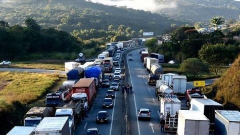 Os caminhoneiros planejam manter a manifestação pelo menos até sexta-feira. (Foto: Divulgação)