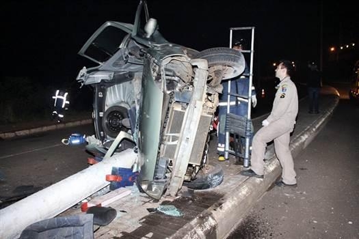 Jovem morre após carro arrancar poste em Francisco Beltrão (Foto: Luiz Maciel / PPNews )