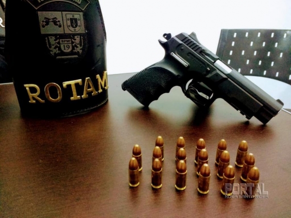A arma e o homem foram para a delegacia. (Foto:ROTAM)