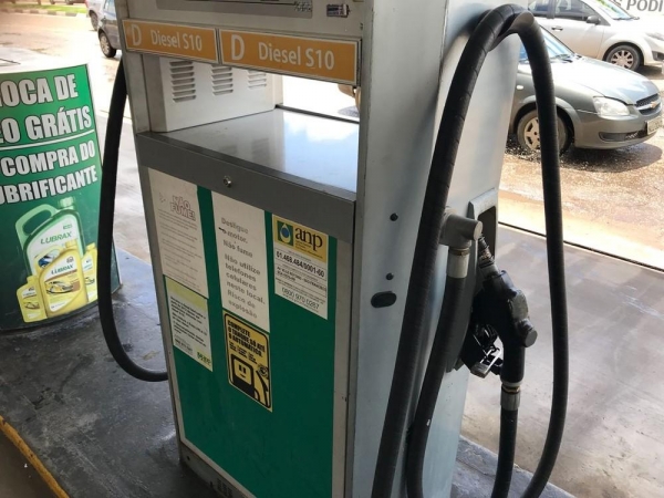 Bomba com diesel foi trancada com o cadeado após combustível acabar em posto de Roraima, em meio à greve dos caminhoneiros (Foto: Alan Chaves/G1 RR)