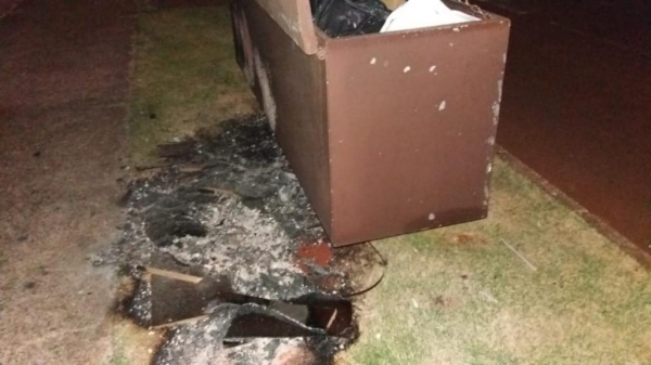 Lixeira incendiada pelo elemento. (Foto: Marechal News)