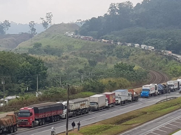 Manifestação às margens da BR-381 em Ipatinga se estende por oito quilômetros (Foto: Patrícia Belo/G1)