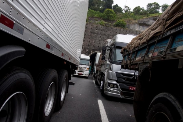 Caminhoneiros estão parados em acostamentos de várias rodovias (Foto: Marcelo Brandt/G1 )