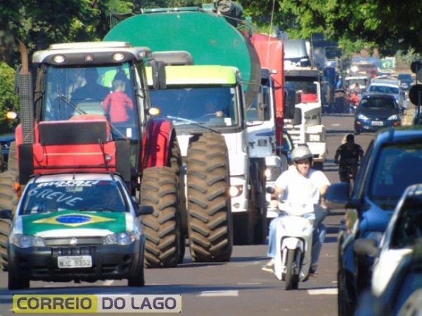 Foram caminhões, tratores, colheitadeiras, utilitários e carros de passeio, em uma tranquila manifestação. (Foto: Correio do Lago)