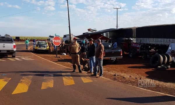A equipe permanece no local até que os manifestantes retirem os veículos do local(Fotos: PRE).