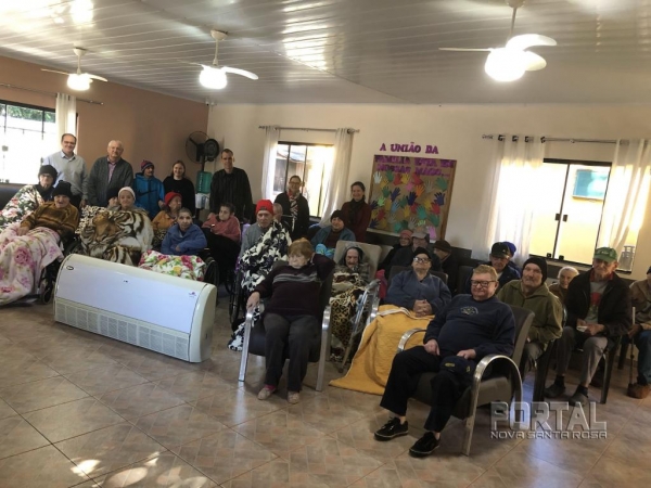 O gerente, Vanderlei Hertz e o Padre Lucas no Lar Belém. (Foto: Assessoria)