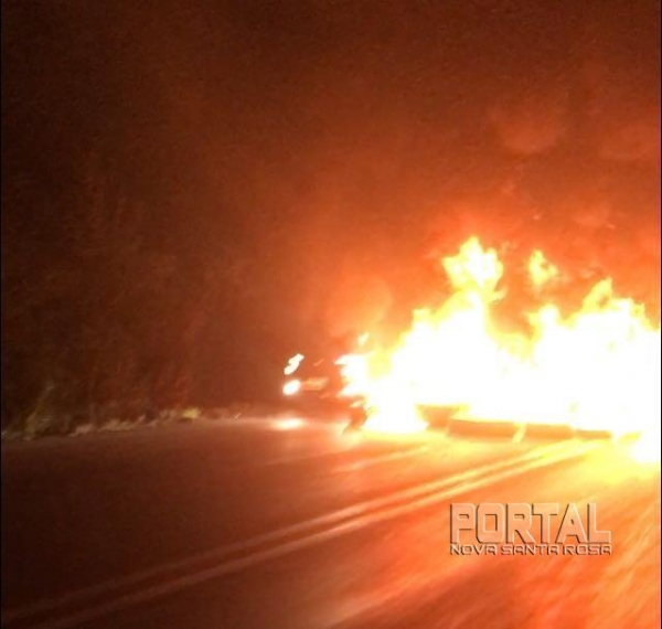 Fogo na pista da BR 163. (Fotos: Colaborador)
