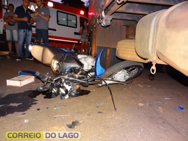 Com a colisão o motociclista precisou ser atendido pelos socorristas do SAMU. (Foto: Correio do Lago)