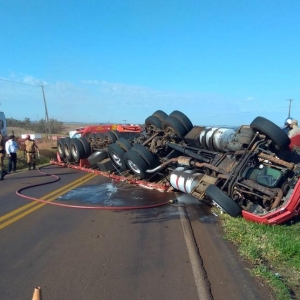 Carreta carregada com madeira ficou atravessado na pista após capotar em Jardim Alegre (Foto: Danilo Brumatte/Arquivo pessoal)