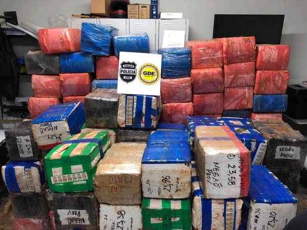 Entorpecente foi encontrado em caminhão que estava carregado com sofás, em Umuarama (Foto: Polícia Civil/Divulgação)