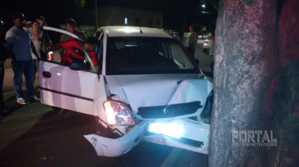 A meriva ficou com a frente destruída. (Foto: Portal Palotina)