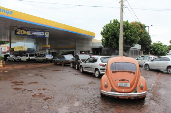 Uma fila é formada no Posto Avenida. (Fotos: Portal Nova Santa Rosa)