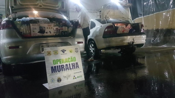 O veículos transportavam contrabando. (Foto: BPFron)