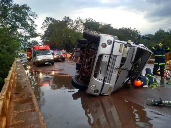 Acidente ocorreu na ponte do Rio Água Branca, na PR-180, em Goioerê (Foto: PRE/Divulgação)