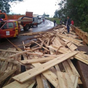 Carregamento de madeira ficou espalhada na ponte após acidente em Goioerê (Foto: PRE/Divulgação)