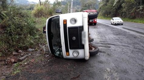 Seis pessoas estavam no veículo. (Foto: PP News)