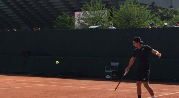 O tenista de 18 anos derrotou sem problemas o argentino Thiago Tirante, 36º colocado juvenil, por 6/3 6/2 neste domingo (Foto: Divulgação )