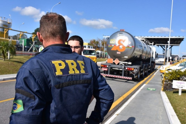 3. 433 condutores multados. (Foto: PRF)