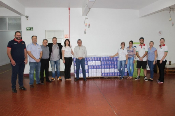 Membros da ARC e representantes das empresas patrocinadoras da ação reunidos no último dia 30. (Fotos: Assessoria)