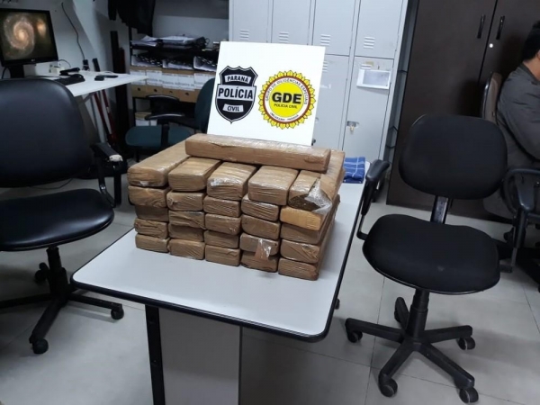 Droga estava escondida embaixo da cama da jovem (Foto: Divulgação/Polícia Civil )