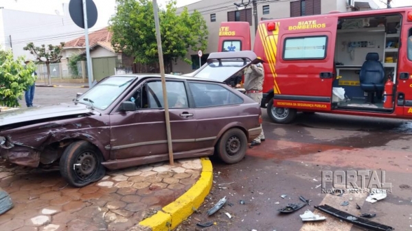O condutor do Gol de 23 anos sofreu ferimentos pelo corpo e foi encaminhado para atendimento médico.(Fotos: Marechal News)