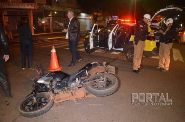 O motociclista foi socorrido pela ambulância. (Fotos: Bogoni)