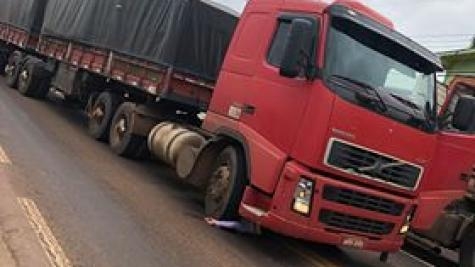 Corpo ficou sob a carreta e ela morreu antes de receber socorro. (Foto:CGN)