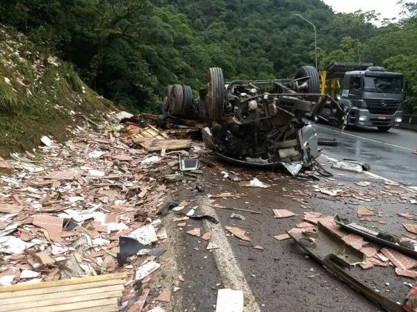 O motorista teria morrido no local. (Foto: Bem Paraná)