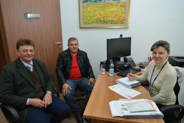 O Prefeito esteve reunido com a assessora da presidência da companhia, Jocely Loyola. (Foto: Divulgação)