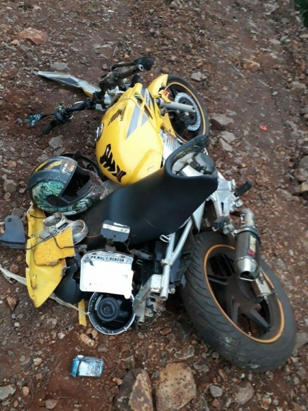 A moto ficou destruída. (Fotos: PRE)