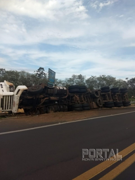 A carga se espalhou pelo acostamento. (Fotos: Colaborador)