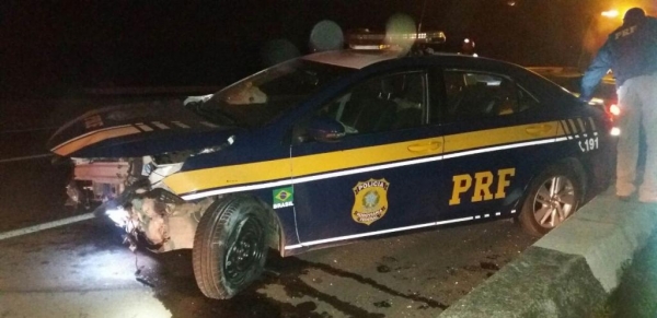 Dois policiais que estavam na viatura sofreram ferimentos leves. (Foto: PRF)