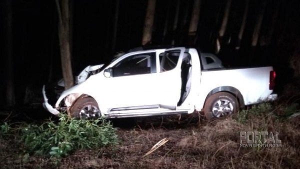 A camionete foi encontrada batida em uma árvore. (Foto: Colaborador)