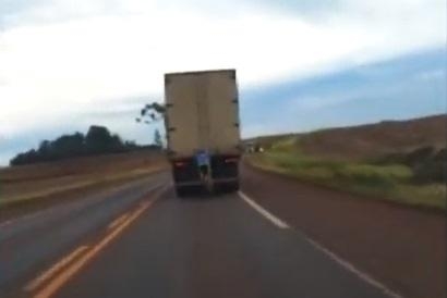 Qualquer descuido e o ciclista poderia parar embaixo de um carro e sofrer ferimentos (Foto: Reprodução )