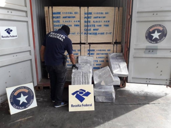 A cocaína será encaminhada para a Polícia Federal. (Foto: Receita Federal)